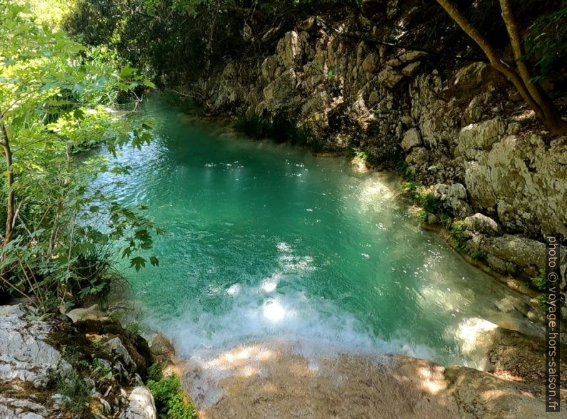 Un lac turquoise du torrent de Polylimno. Photo © André M. Winter