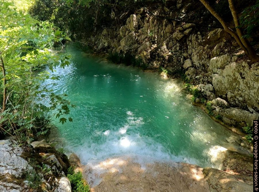 Un lac turquoise du torrent de Polylimno. Photo © André M. Winter
