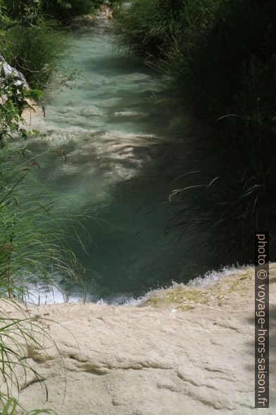 L'eau turquoise du torrent de Polylimno. Photo © Alex Medwedeff