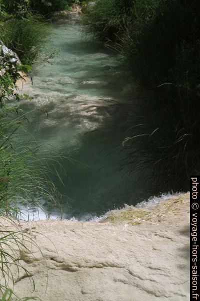 L'eau turquoise du torrent de Polylimno. Photo © Alex Medwedeff