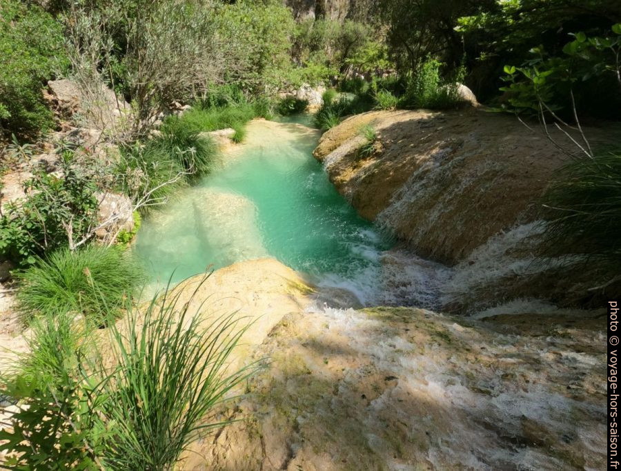 Concrétions calcaires et l'eau turquoise du torrent de Polylimno. Photo © André M. Winter