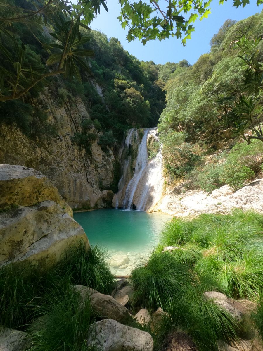 La grande cascade de Polylimno. Photo © André M. Winter