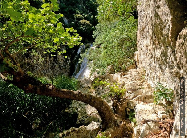 Le chemin de contournement de la grande cascade de Polylimno. Photo © André M. Winter