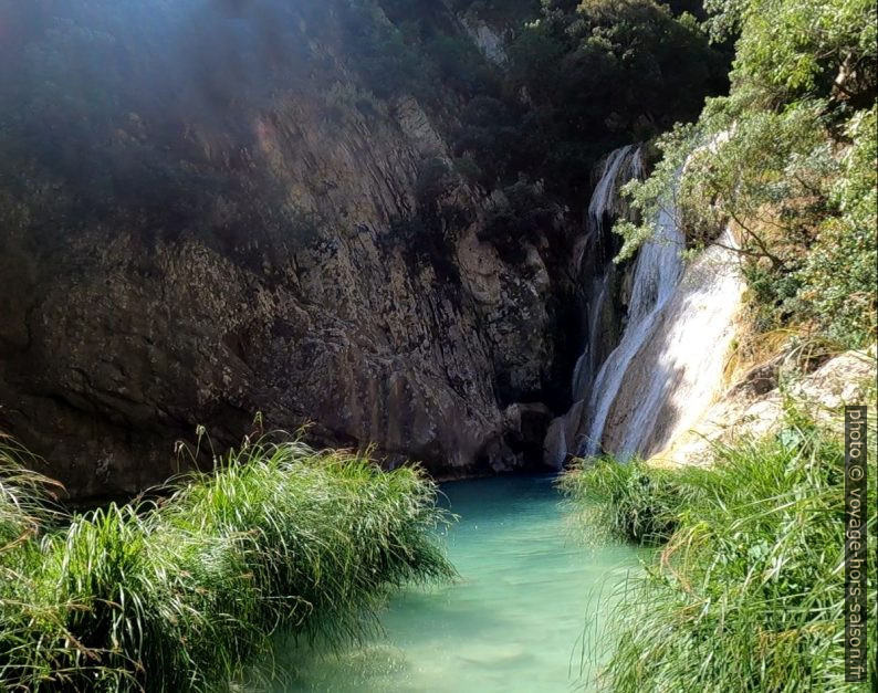 La grande cascade de Polylimno vue du côté. Photo © André M. Winter