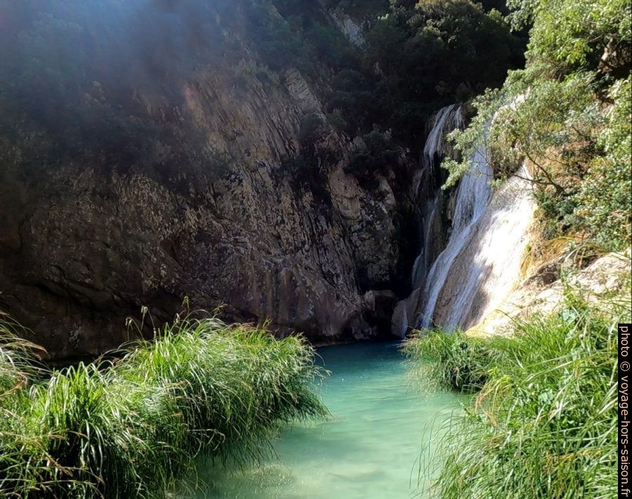 La grande cascade de Polylimno vue du côté. Photo © André M. Winter