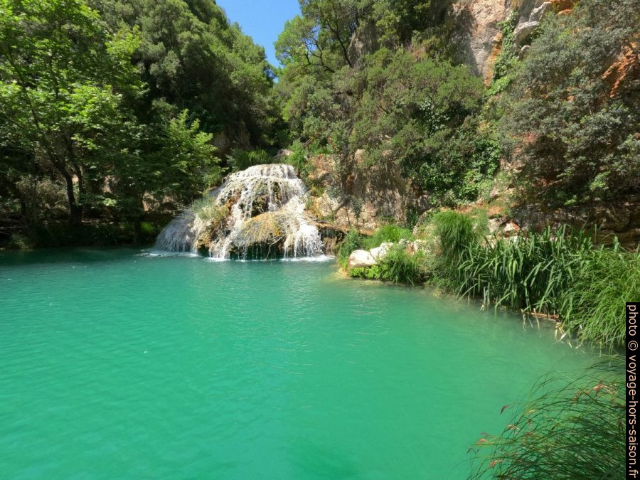 Le lac turquoise en amont de la grande cascade de Polylimno vue du côté. Photo © André M. Winter