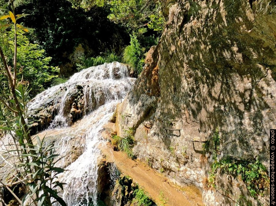 Le passage exigeant en amont des gorges rocheuses du torrent de Polylimino. Photo © André M. Winter