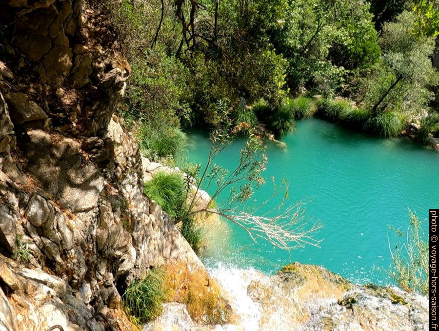 Vue plongeante sur un des lacs du torrent de Polylimino. Photo © André M. Winter