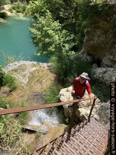 André sous l'échelle en amont de la grande cascade du torrent de Polylimino. Photo © Alex Medwedeff