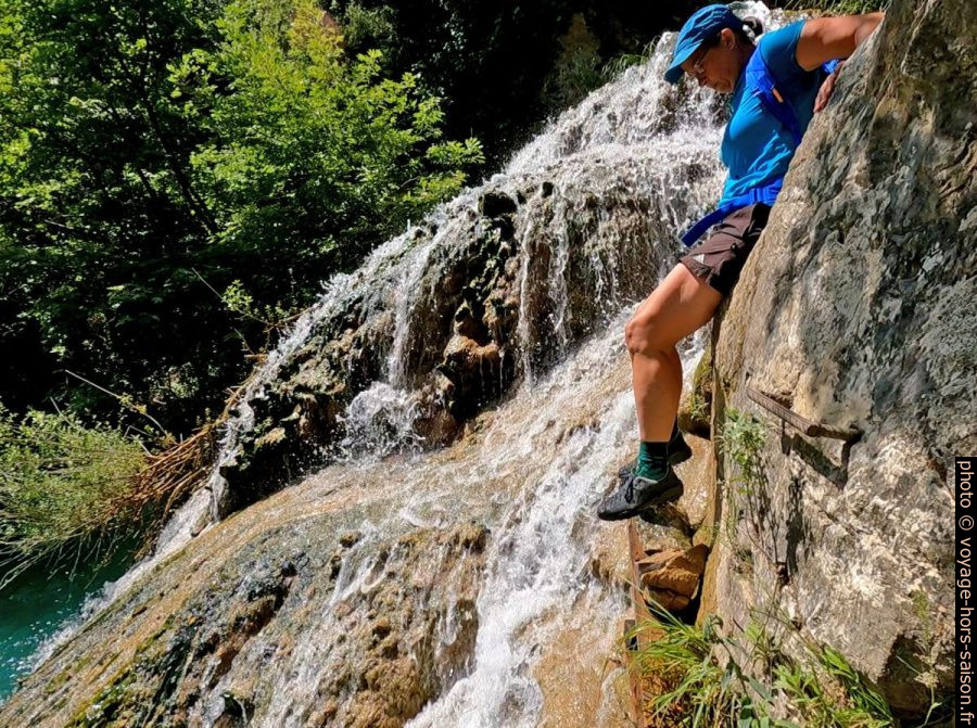Alex descend le passage exigeant en amont des gorges rocheuses du torrent de Polylimino. Photo © André M. Winter