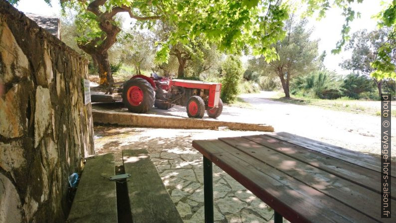 Un tracteur grec. Photo © André M. Winter