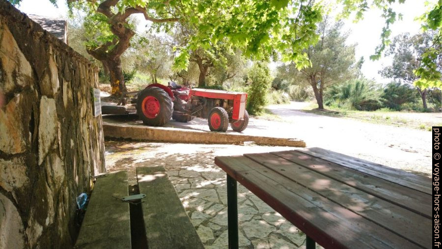 Un tracteur grec. Photo © André M. Winter