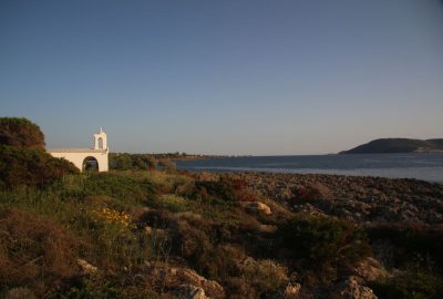 La chapelle Agios Ioannis de Trifillia et l'île de Proti. Photo © André M. Winter