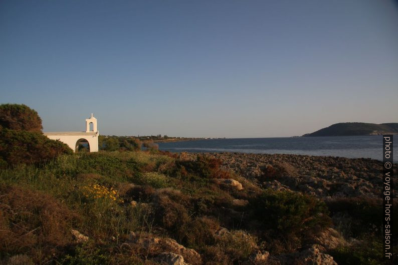La chapelle Agios Ioannis de Trifillia et l'île de Proti. Photo © André M. Winter