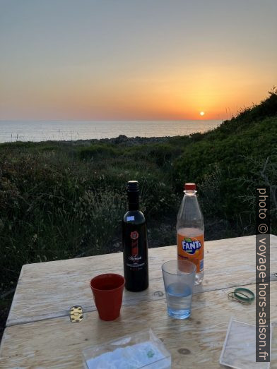 Apéro et coucher de soleil. Photo © Alex Medwedeff