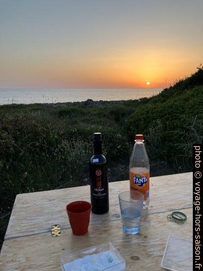 Apéro et coucher de soleil. Photo © Alex Medwedeff