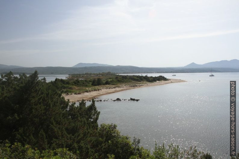 Tombolo avec la Plage de Divari. Photo © Alex Medwedeff