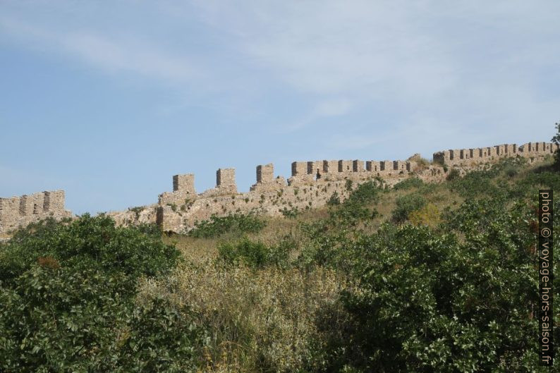 Créneaux du mur ouest du Fort de Navarino. Photo © Alex Medwedeff