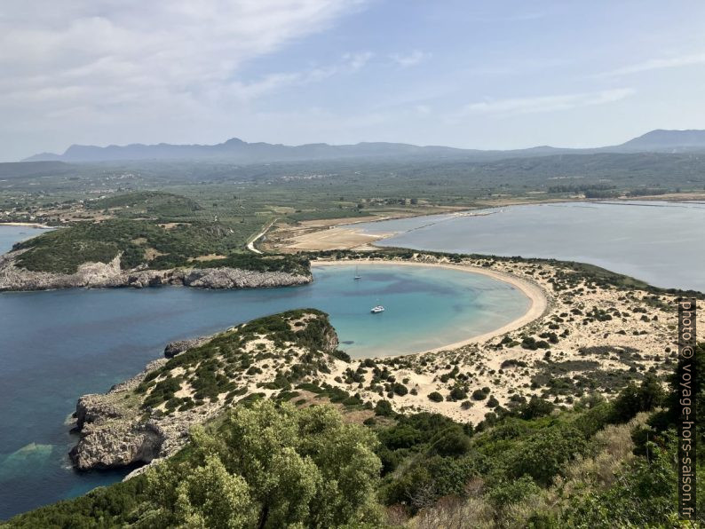 Plage et isthme de Voidokilia. Photo © Alex Medwedeff