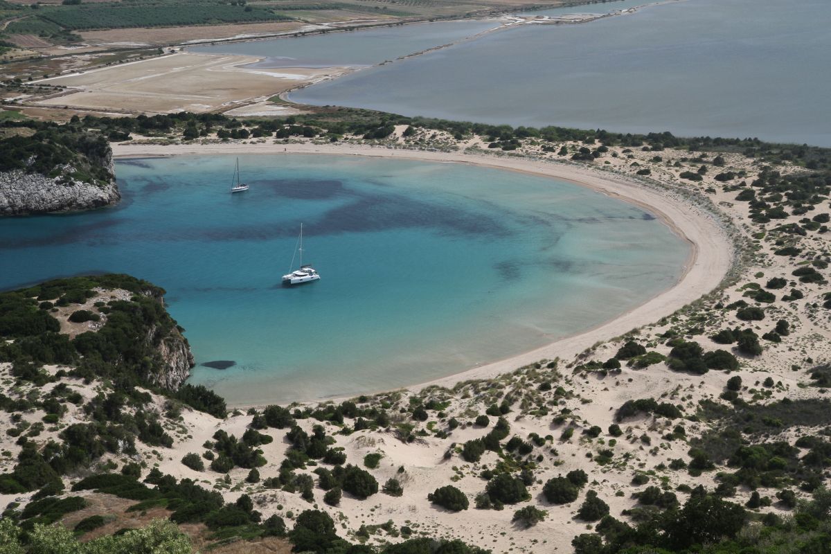 Plage et isthme de Voidokilia. Photo © Alex Medwedeff