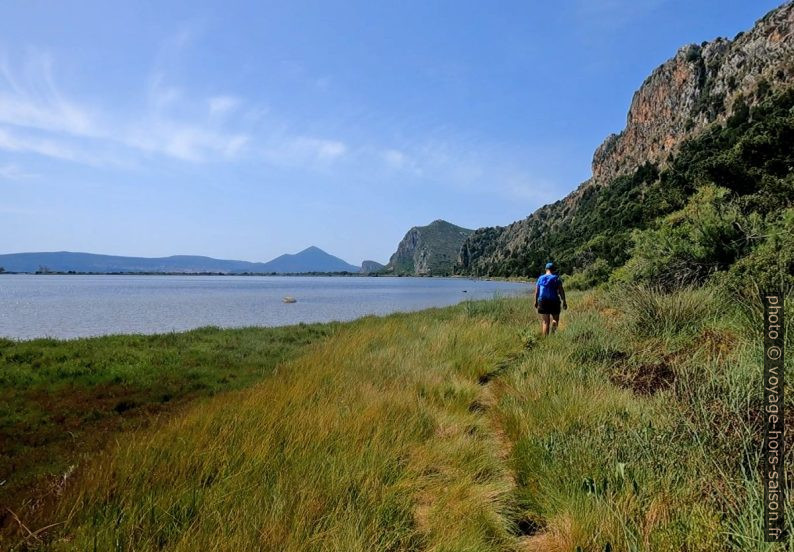 Chemin le long du Limni Divariou. Photo © André M. Winter