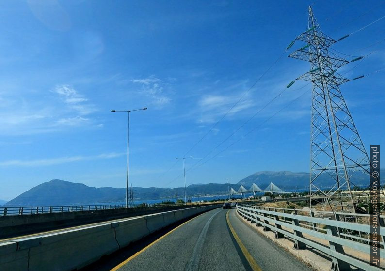 Approche du Pont de Patras par le sud. Photo © André M. Winter