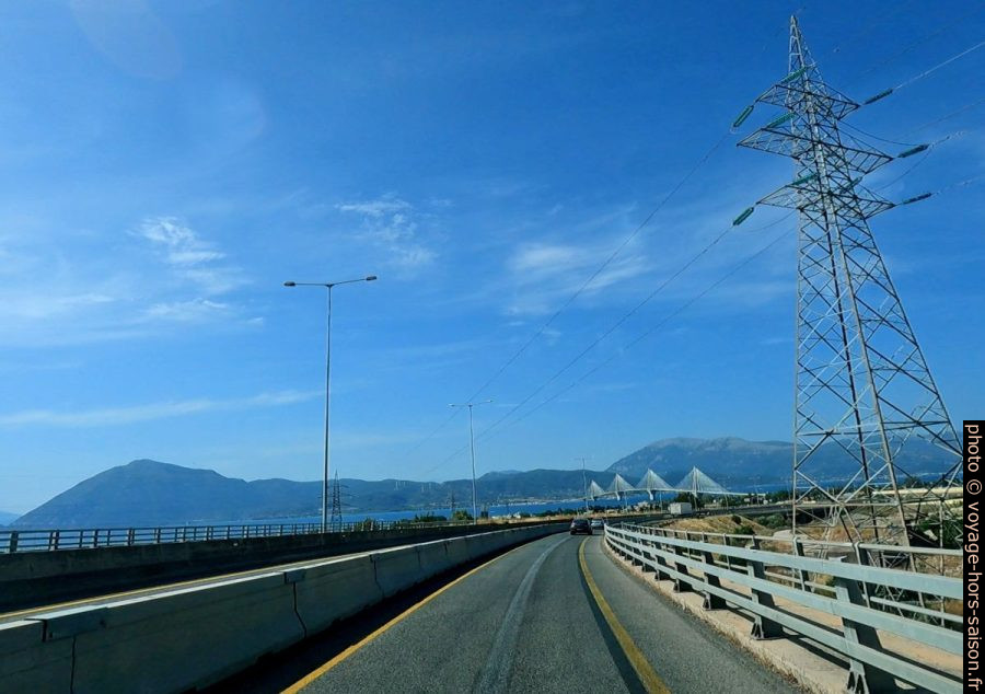 Approche du Pont de Patras par le sud. Photo © André M. Winter