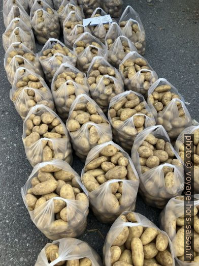 Pommes de terre sur le marché d'Aitoliko. Photo © Alex Medwedeff