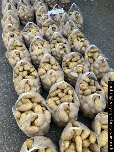 Pommes de terre sur le marché d'Aitoliko. Photo © Alex Medwedeff