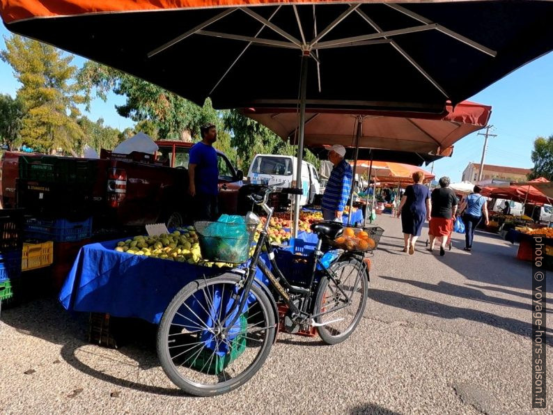 Sur le marché d'Aitoliko. Photo © André M. Winter