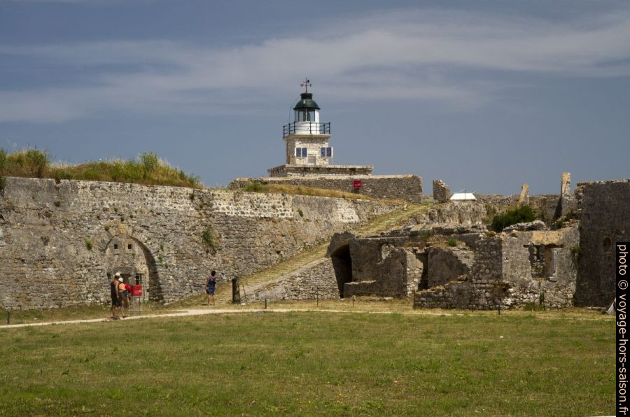 Le phare sur les ruines de la Forteresse d'Agia Mavra. Photo © Alex Medwedeff