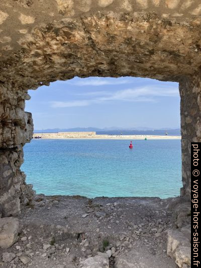 La Plage d'Ammoglossa vue du Fort d'Agia Mavra. Photo © Alex Medwedeff