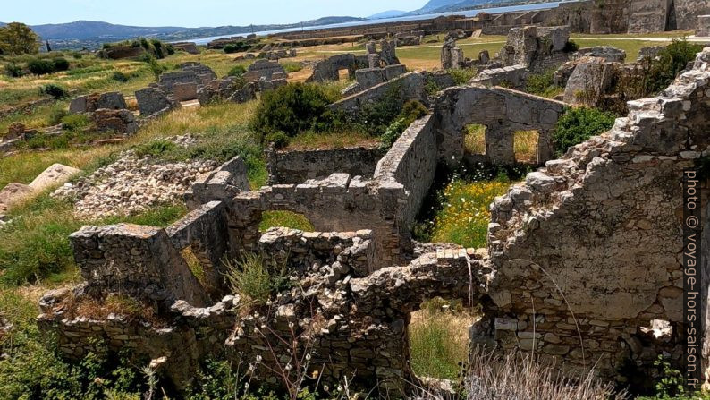 Ruines dans le Fort d'Agia Mavra. Photo © André M. Winter