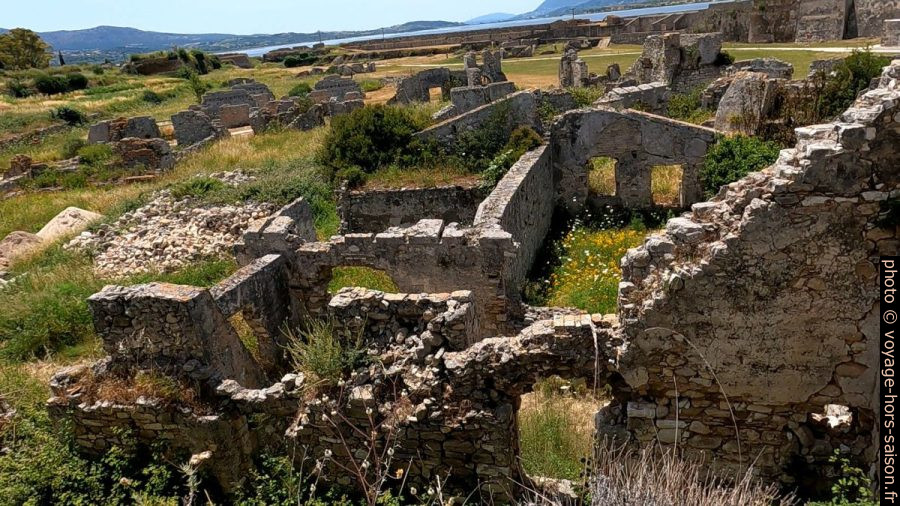 Ruines dans le Fort d'Agia Mavra. Photo © André M. Winter