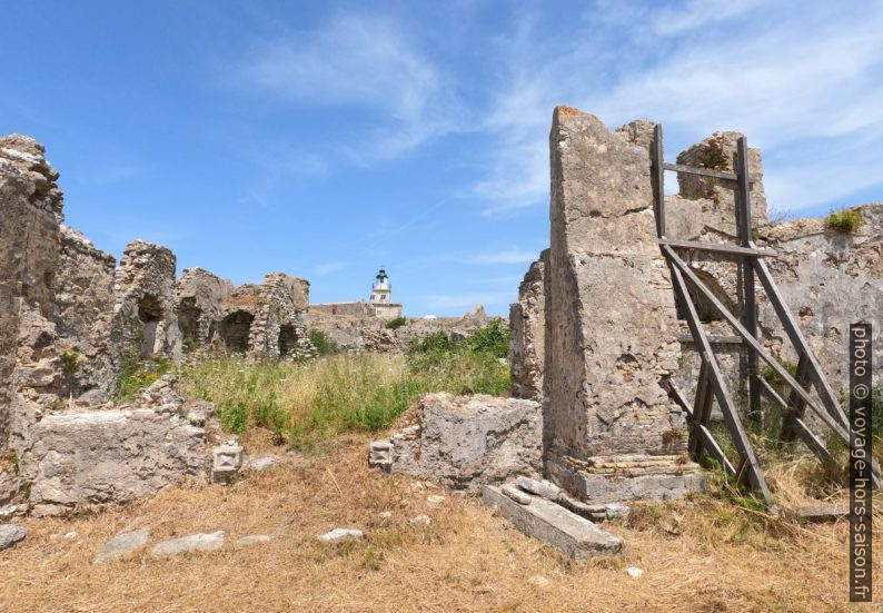 Le phare et les ruines du Fort d'Agia Mavra. Photo © André M. Winter
