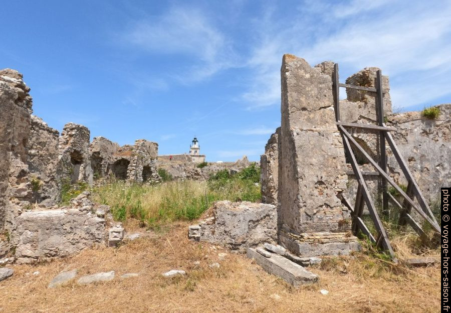 Le phare et les ruines du Fort d'Agia Mavra. Photo © André M. Winter