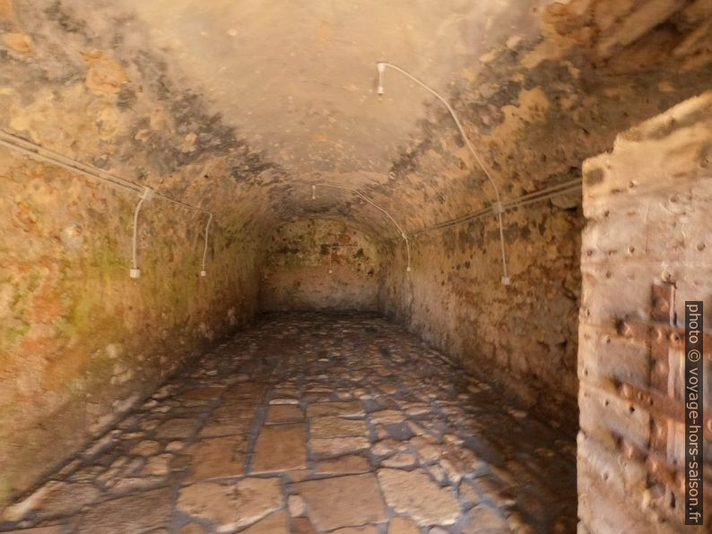Couloir sombre dans l'enceinte est du Fort d'Agia Mavra. Photo © André M. Winter