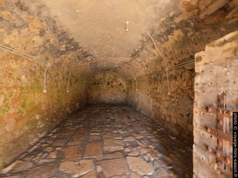 Couloir sombre dans l'enceinte est du Fort d'Agia Mavra. Photo © André M. Winter