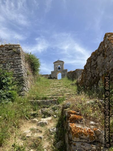 Clocher mur de la chapelle dans le Fort d'Agia Mavra. Photo © Alex Medwedeff