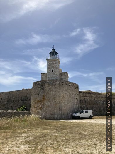 Le phare sur le Fort d'Agia Mavra et notre Trafic. Photo © Alex Medwedeff