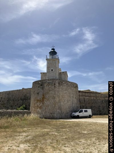 Le phare sur le Fort d'Agia Mavra et notre Trafic. Photo © Alex Medwedeff