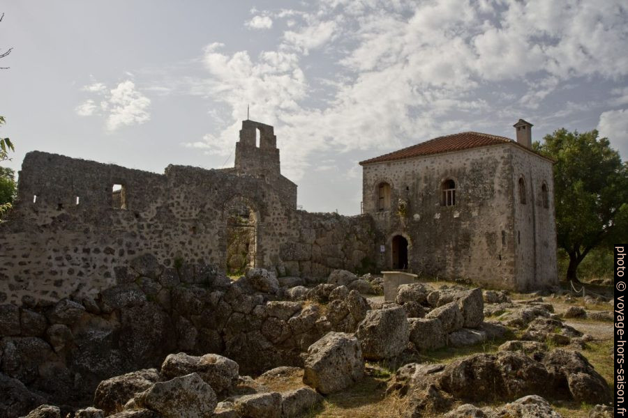 Porte post-byzantine et reste fort turc dans le Nécromantéion de l'Achéron. Photo © Alex Medwedeff