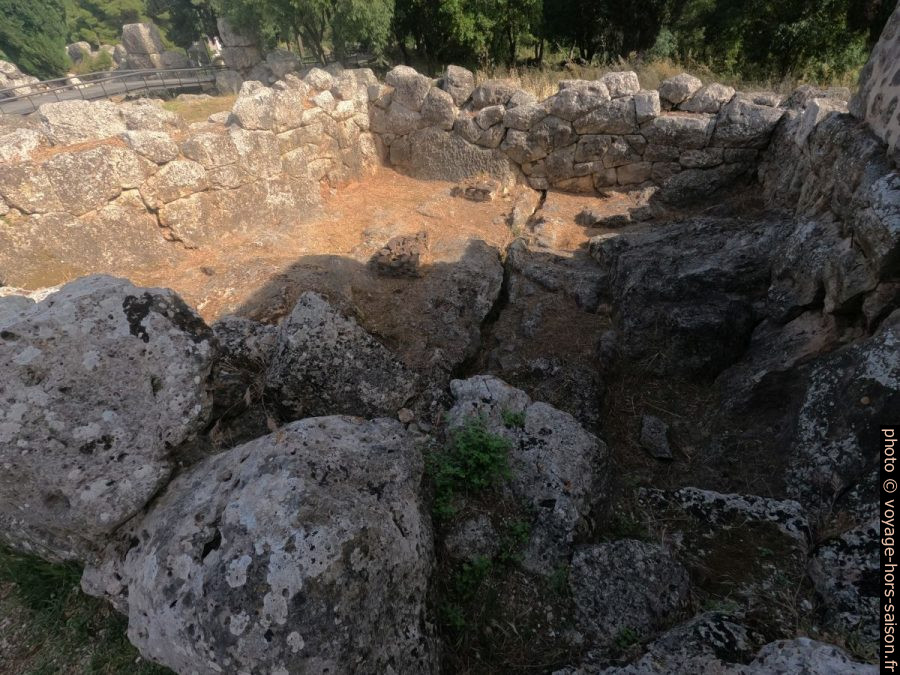 Ruine d'une maison hellénistique dans le Nécromantéion de l'Achéron. Photo © André M. Winter