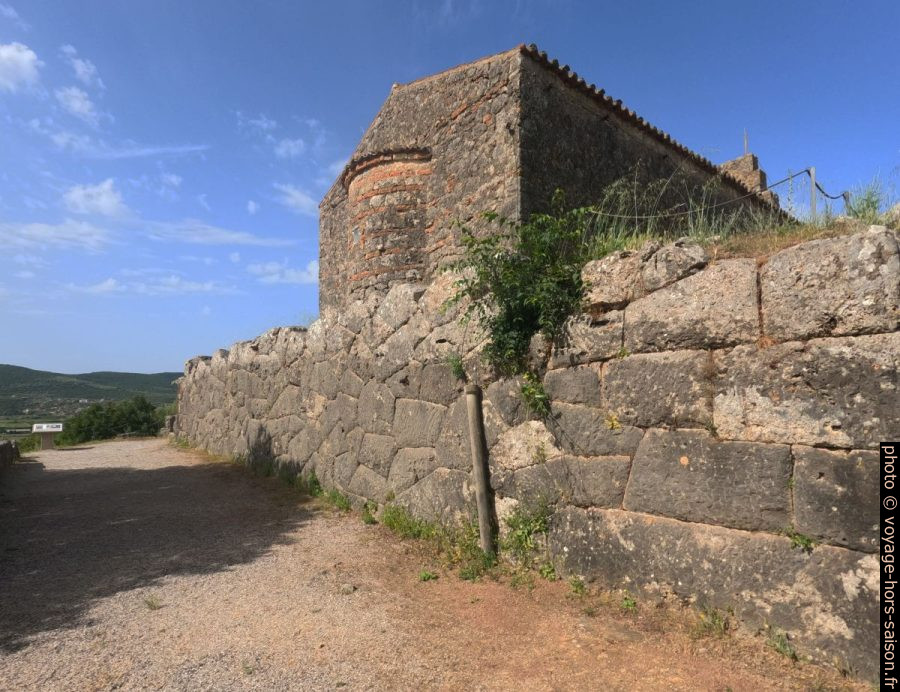 Chapelle Agios Ioannis Prodromos sur un mur cyclopéen dans le Nécromantéion de l'Achéron. Photo © André M. Winter
