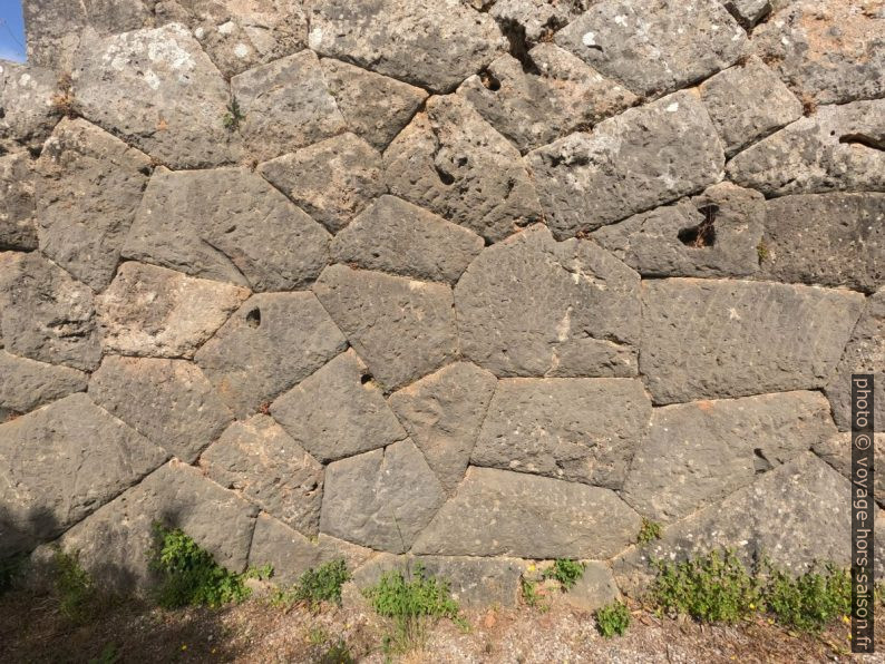 Mur cyclopéen dans le Nécromantéion de l'Achéron. Photo © André M. Winter