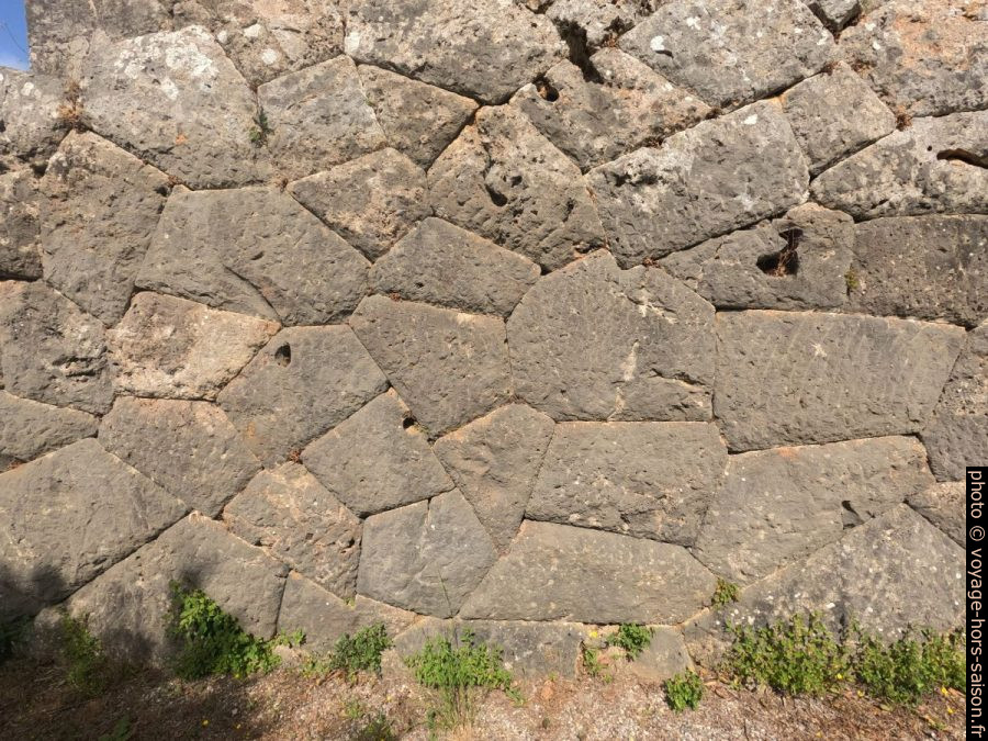 Mur cyclopéen dans le Nécromantéion de l'Achéron. Photo © André M. Winter