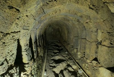 La halle souterraine du Nécromantéion de l'Achéron. Photo © André M. Winter