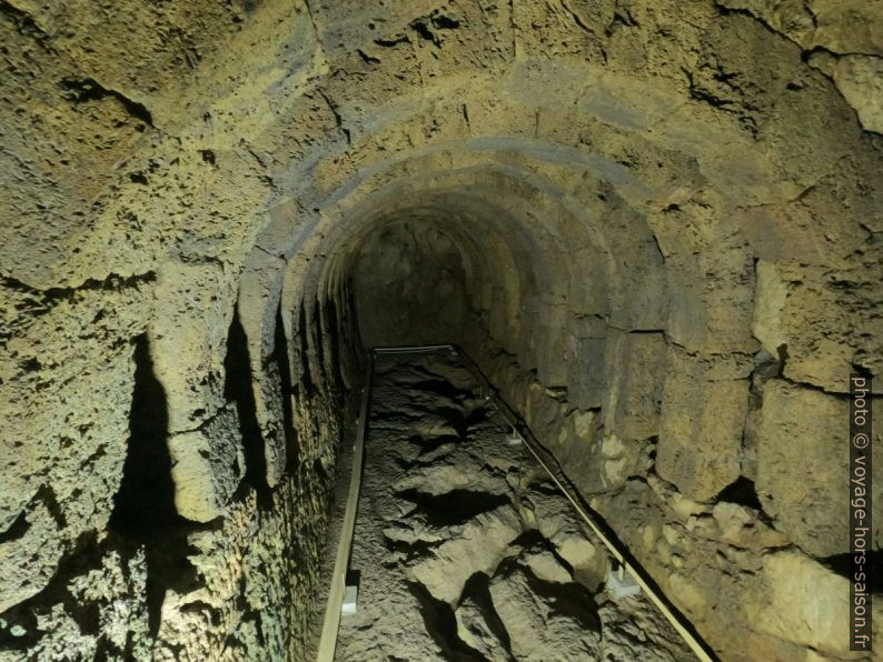 La halle souterraine du Nécromantéion de l'Achéron. Photo © André M. Winter