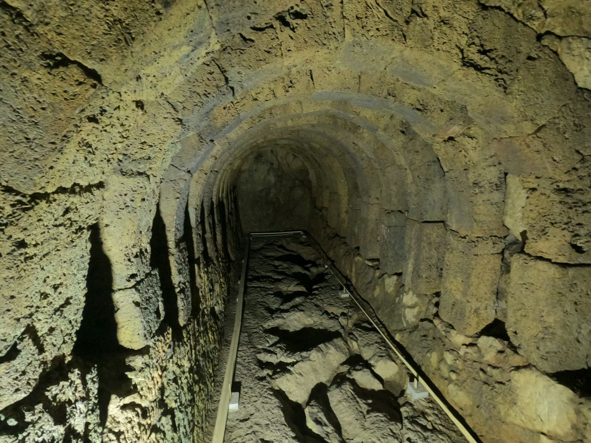 La halle souterraine du Nécromantéion de l'Achéron. Photo © André M. Winter
