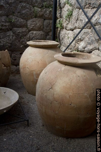 Grands pithos de stockage dans une halle d'offrandes du Nécromantéion de l'Achéron. Photo © Alex Medwedeff